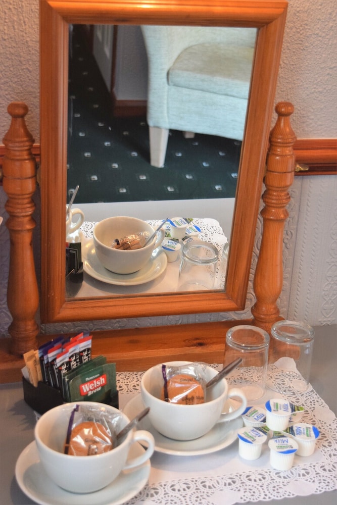 The Gower Hotel 6/35