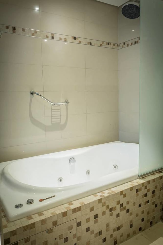Howard Johnson by Wyndham Neuquen 15/25