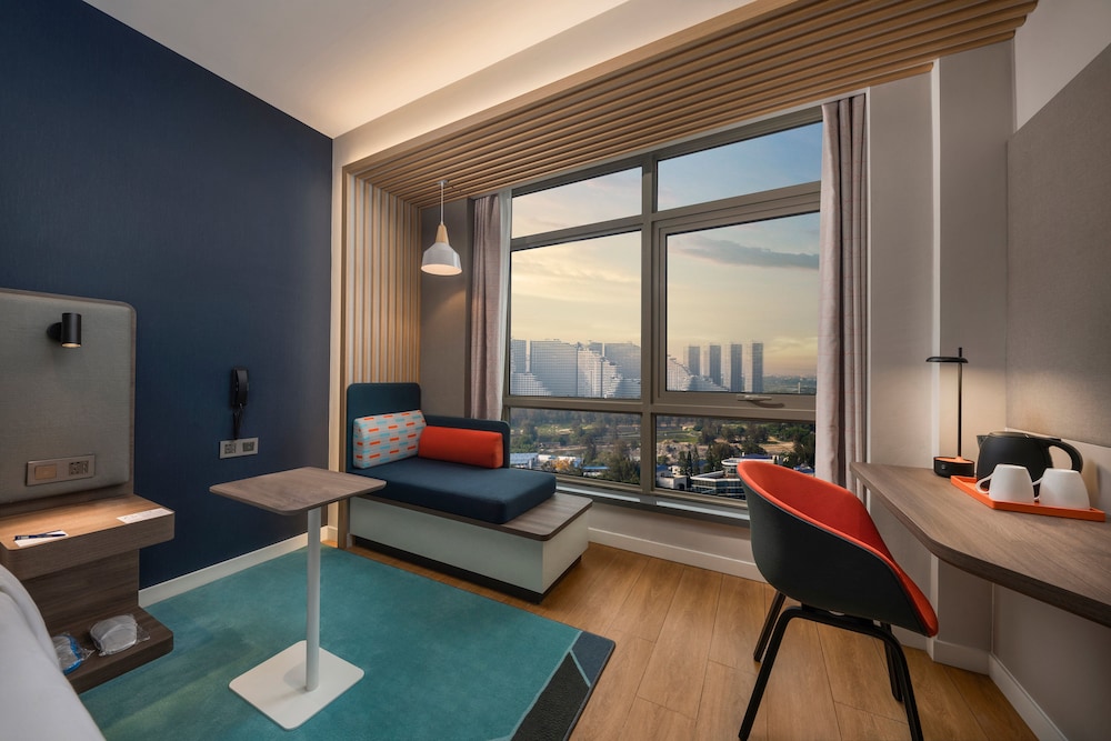 HOLIDAY INN EXPRESS Beihai Silver Beach 44/61