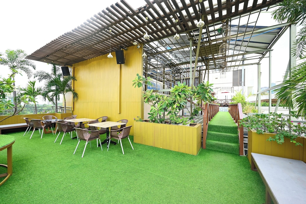 California Saigon Hotel & Rooftop Pool 41/50