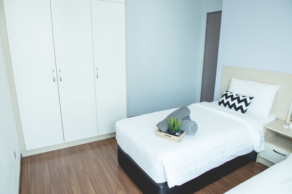 One Amerin Mall & Suites 9/50