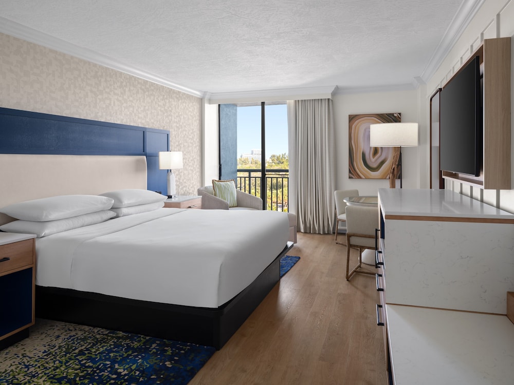 Room, King Bed, Resort View, Balcony