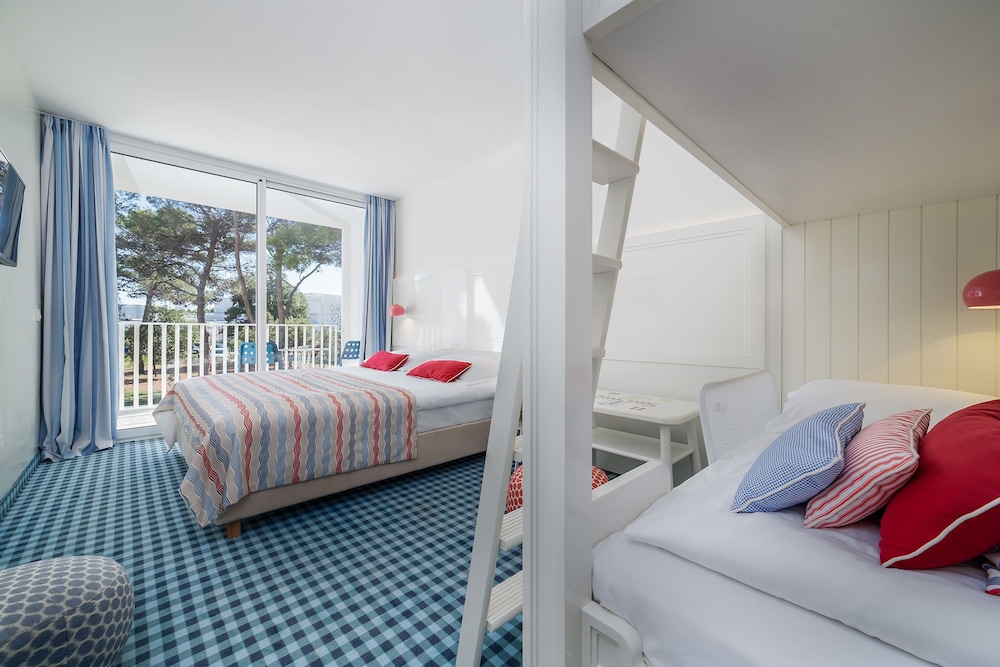 Connecting, Family, 4 Beds, 2 Bunk Beds, Park or Courtyard View, Balcony