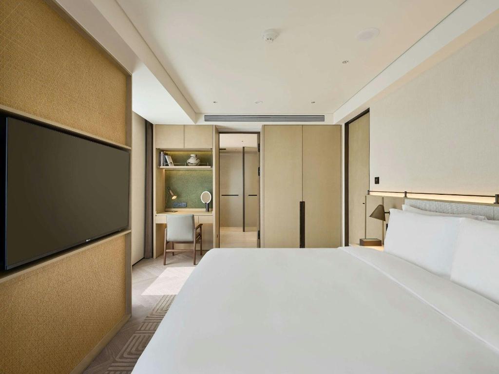 JUNIOR SUITE, KING BED