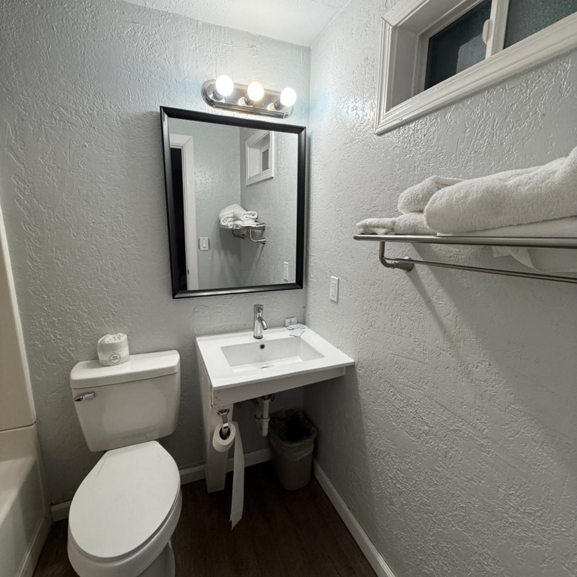 غرفة كلاسيكية ثلاثية، Budget Inn Bend by OYO 5/6
