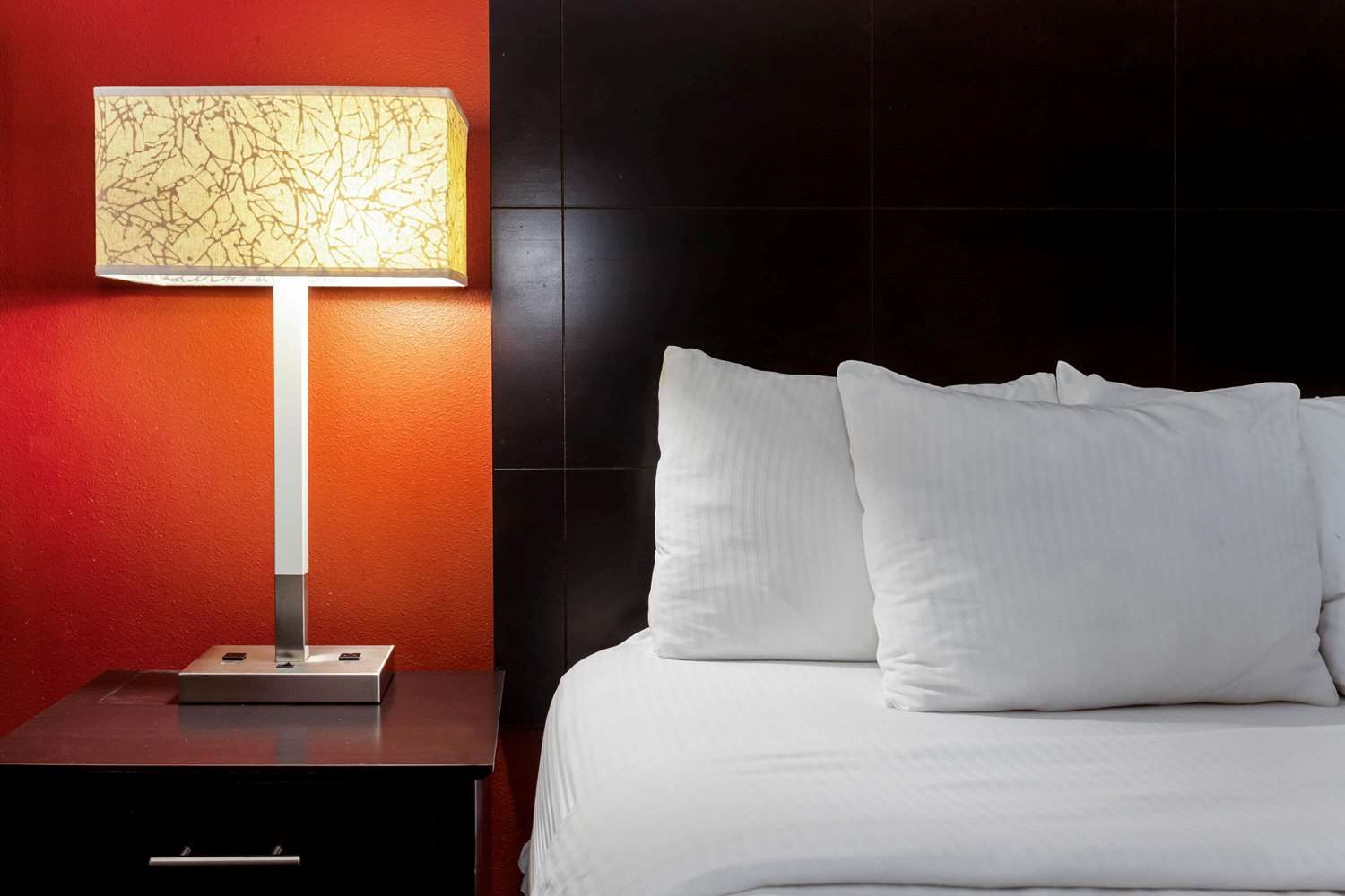 La Quinta Inn Suites Milwaukee Glendale Bayshore 16/37