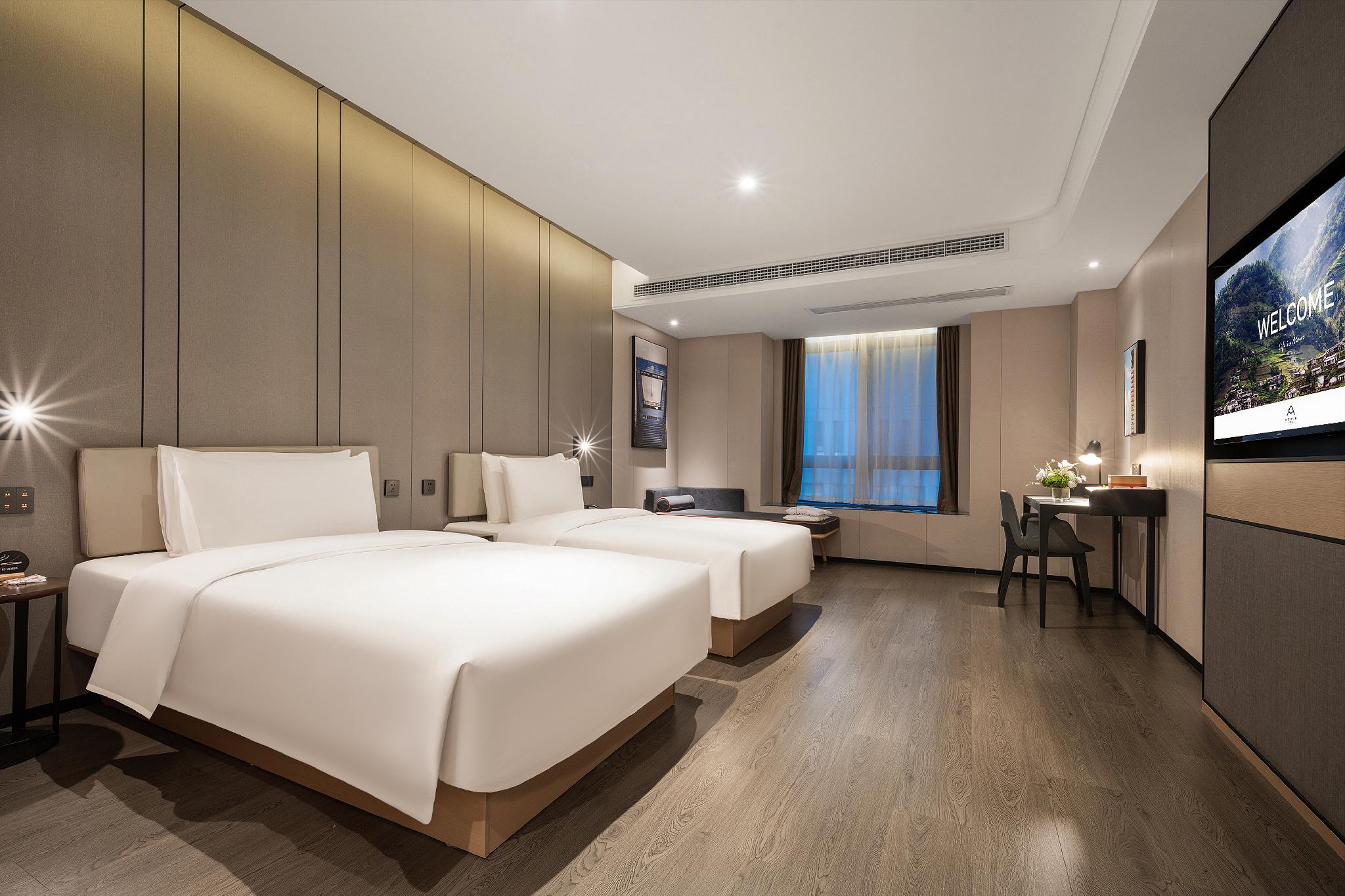 Jimu, Twin Beds, City View