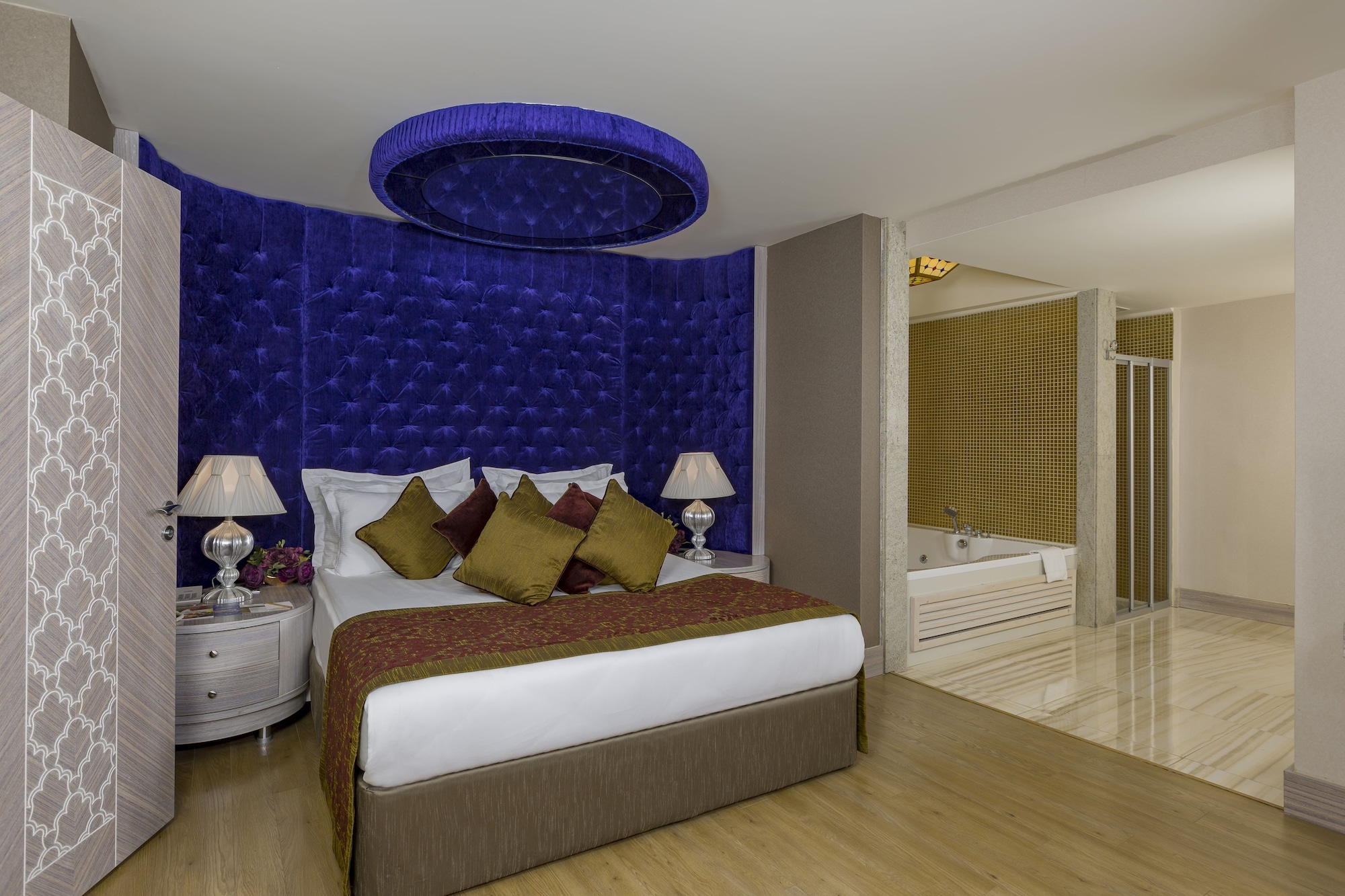 جناح جونيور بسرير كوين مع أريكة، Royal Alhambra Palace 2/4