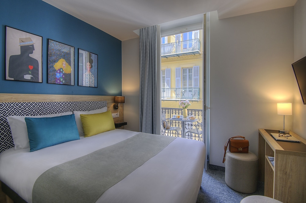 Bristol Hotel 17/61