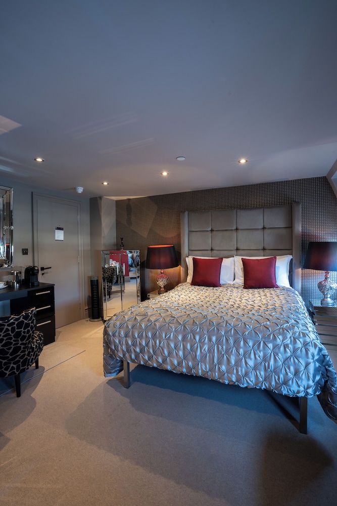 Square Townhouse 37/50