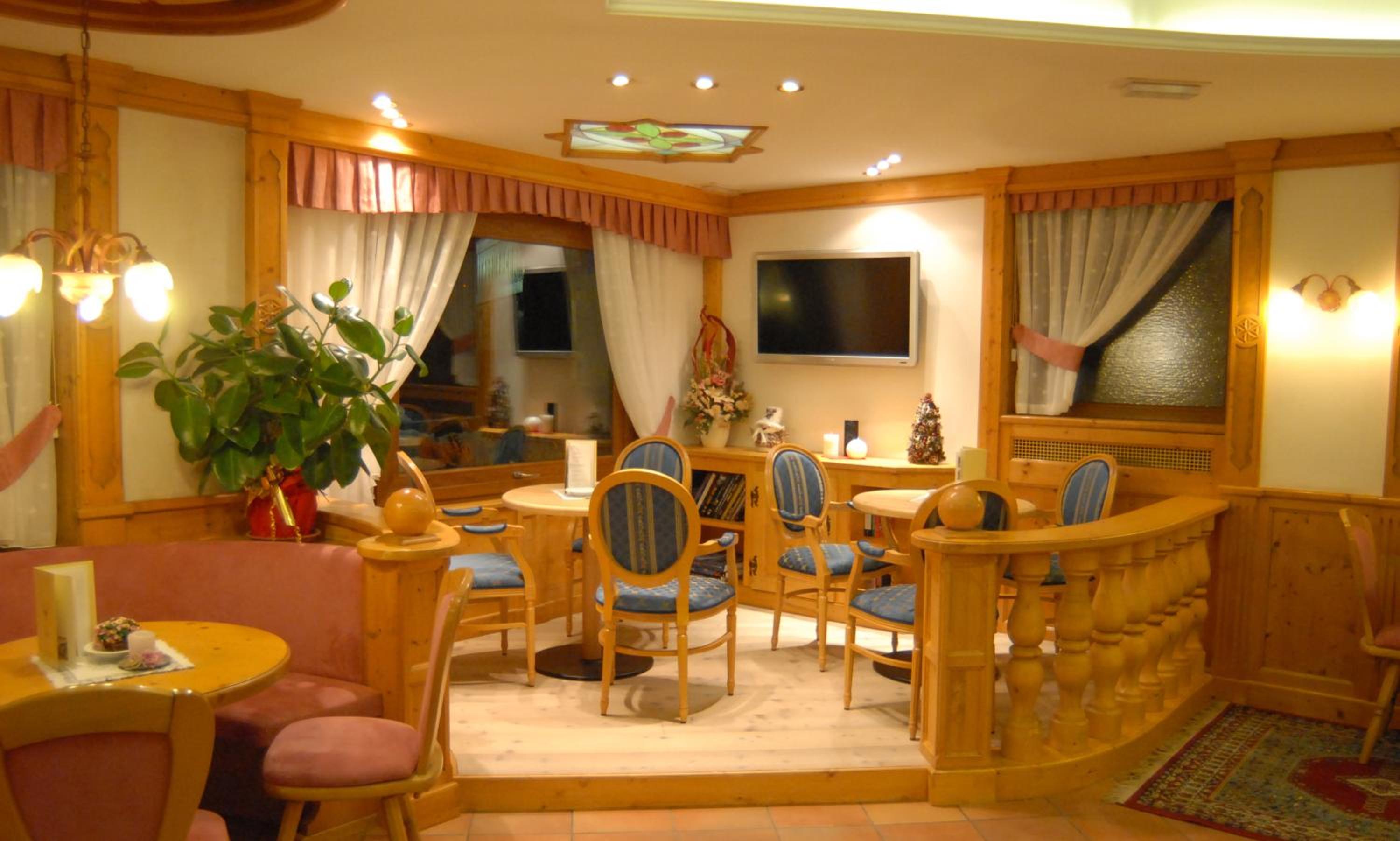 Hotel St. Raphael 38/53