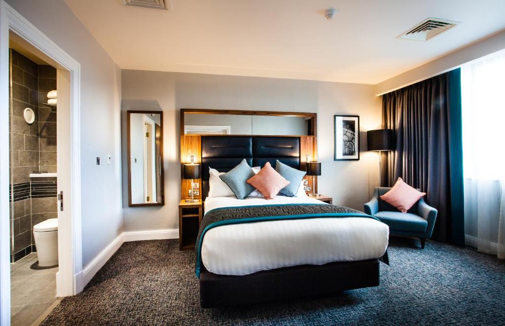 Junior Suite, Queen Bed, Lounge Access, Crowne Plaza Leeds Hotel 2/6