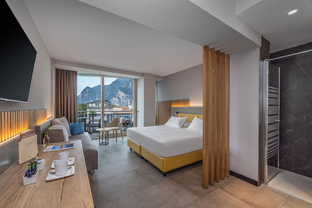 غرفة ديلوكس بسريرين منفصلين بإطلالة على البحيرة، Hotel Garda 8/10