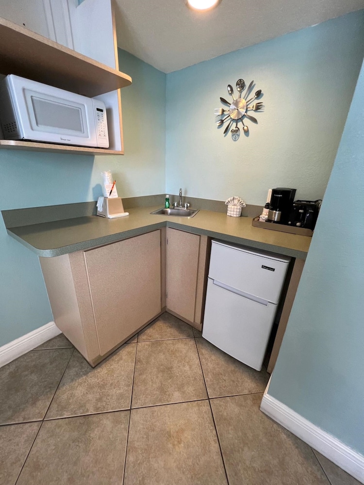 PELICAN POINTE SUITES 16/58