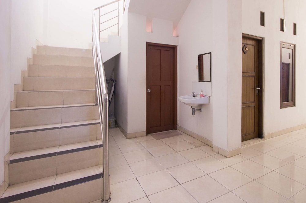 RedDoorz at Seturan Raya (ex NIDA Rooms Seturan Raya Tugu Jogja) 18/28