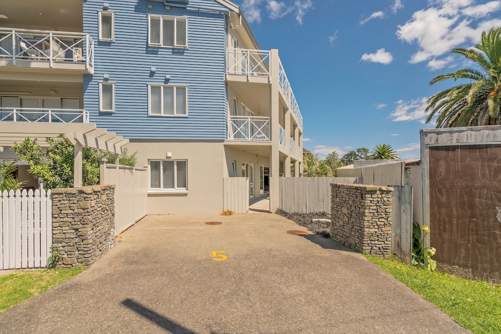 Crowsnest Apartments 41/49