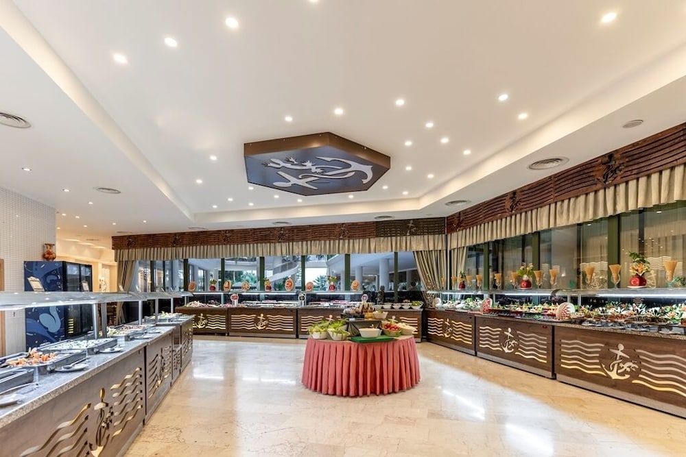 Lancora Beach Hotel 8/50