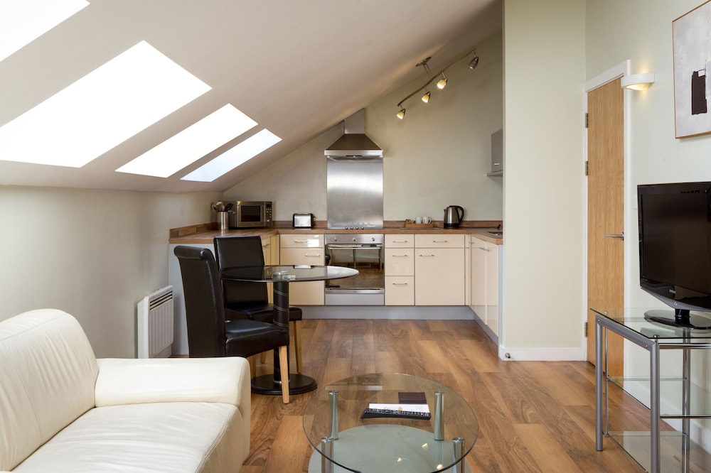 Roomzzz Leeds Headingley 32/49