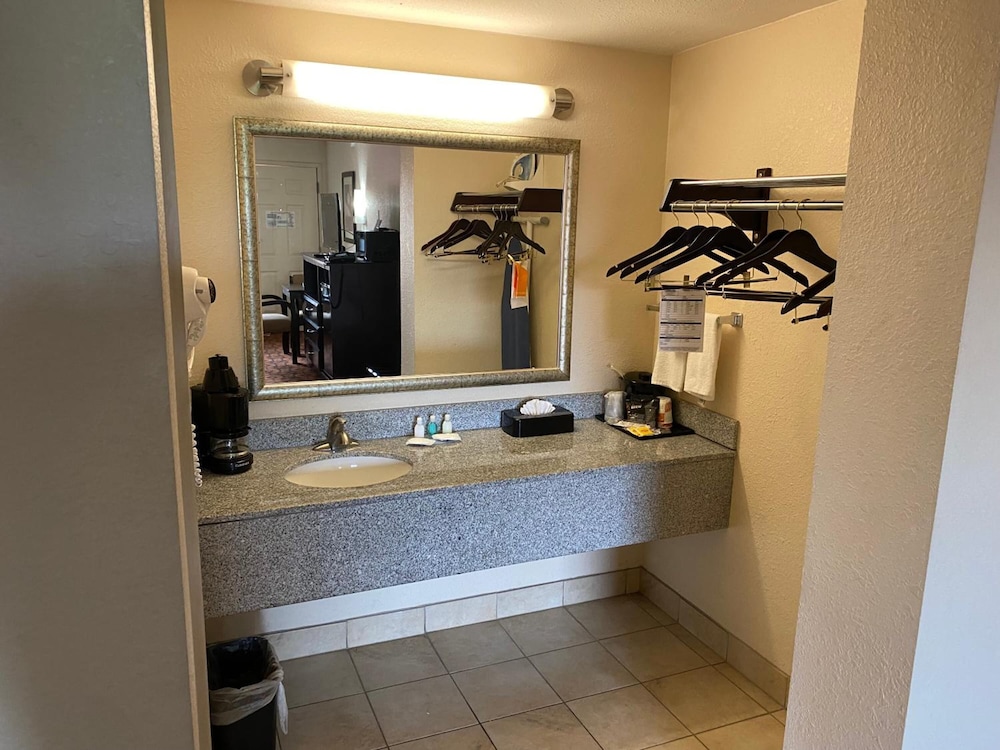 Motel6 Oklahoma City, OK - Fairgrounds West 20/42