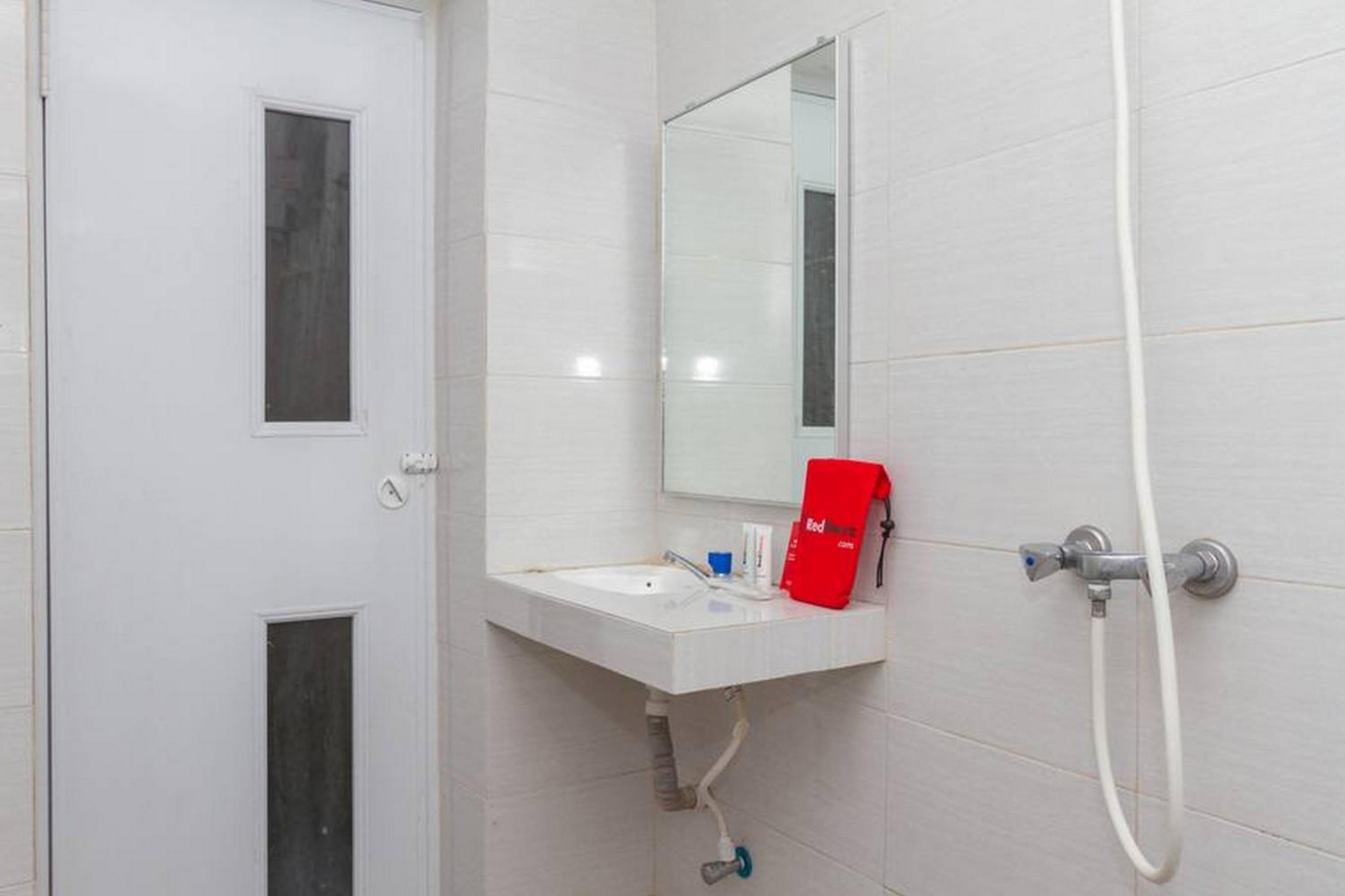 RedDoorz near Istana Plaza 2 50/50