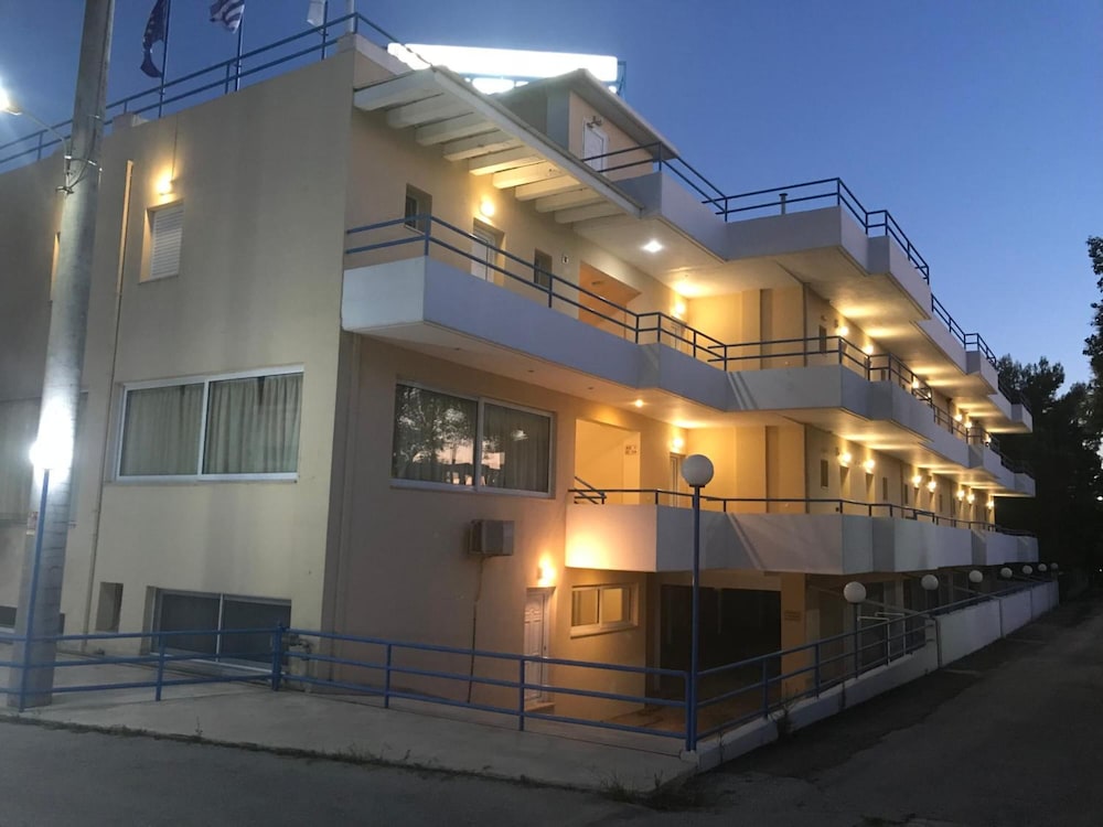 Adonis Hotel 2/57