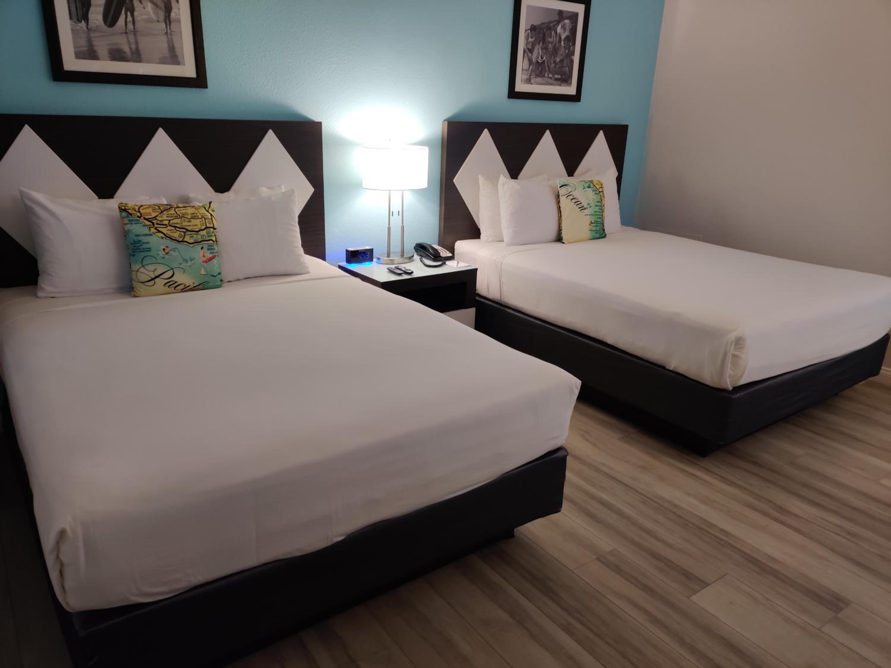Deluxe, 2 Beds, Pool Side