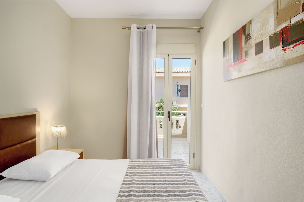 Axos Hotel 37/70