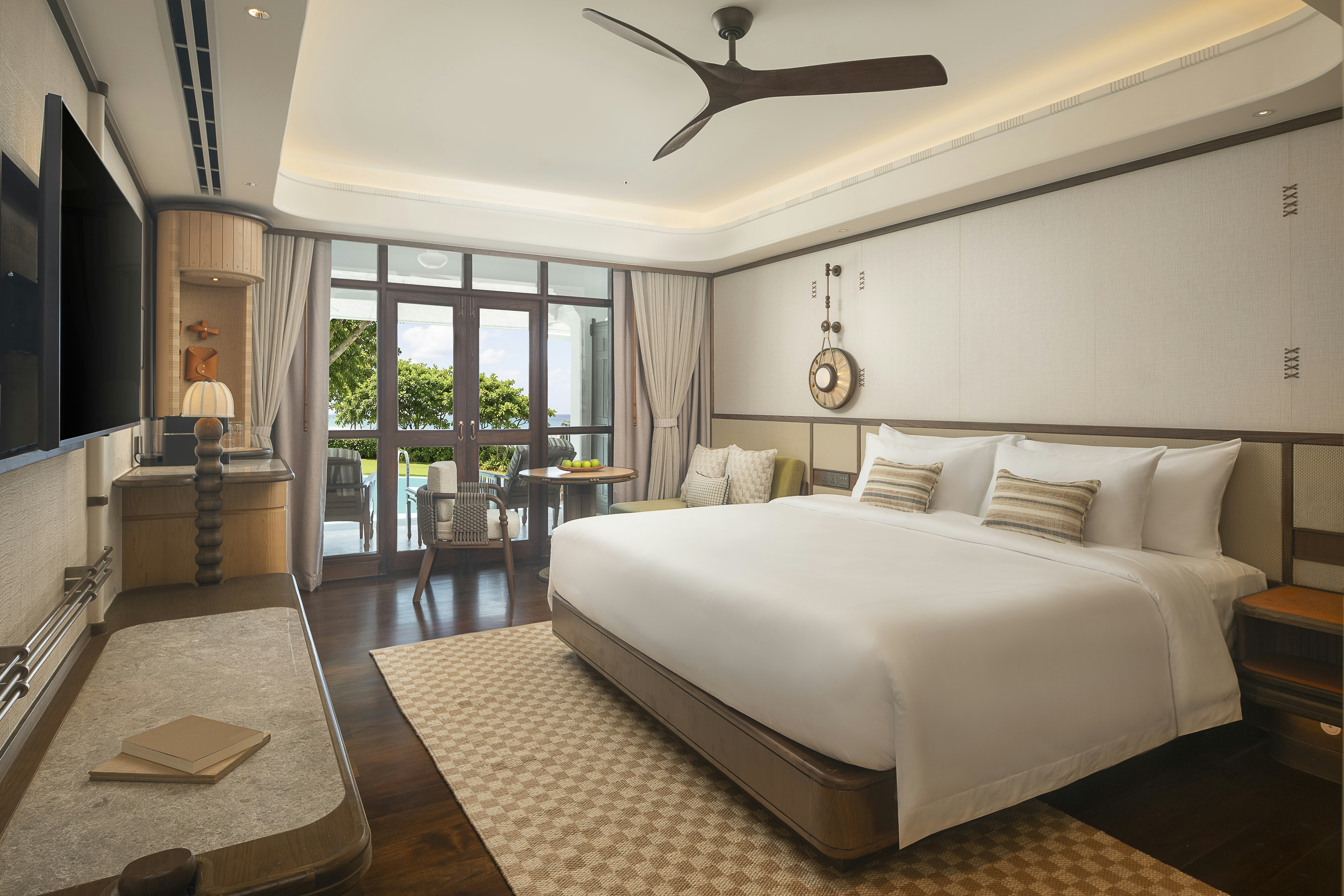 Deluxe, King Bed, Pool Access