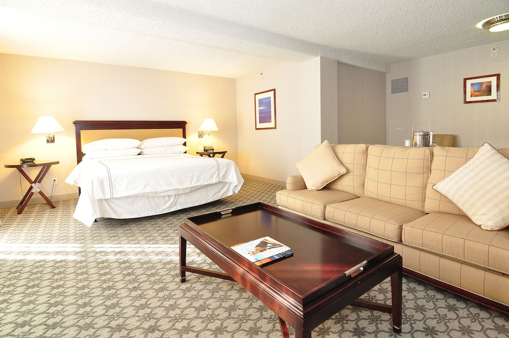 Junior Suite, King Bed, Sofa, Garden Tower