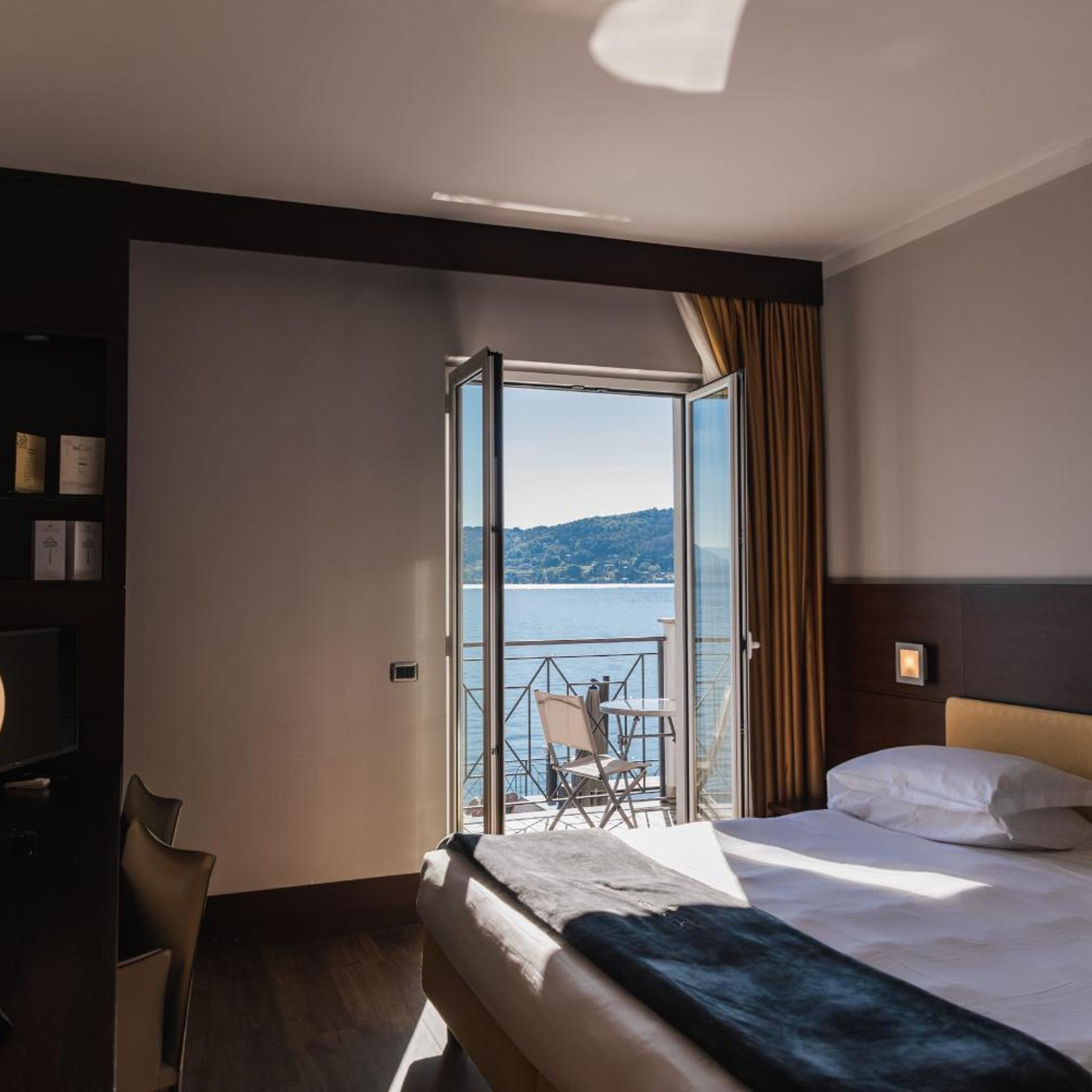 Room, Double or Twin Bed, Lake View