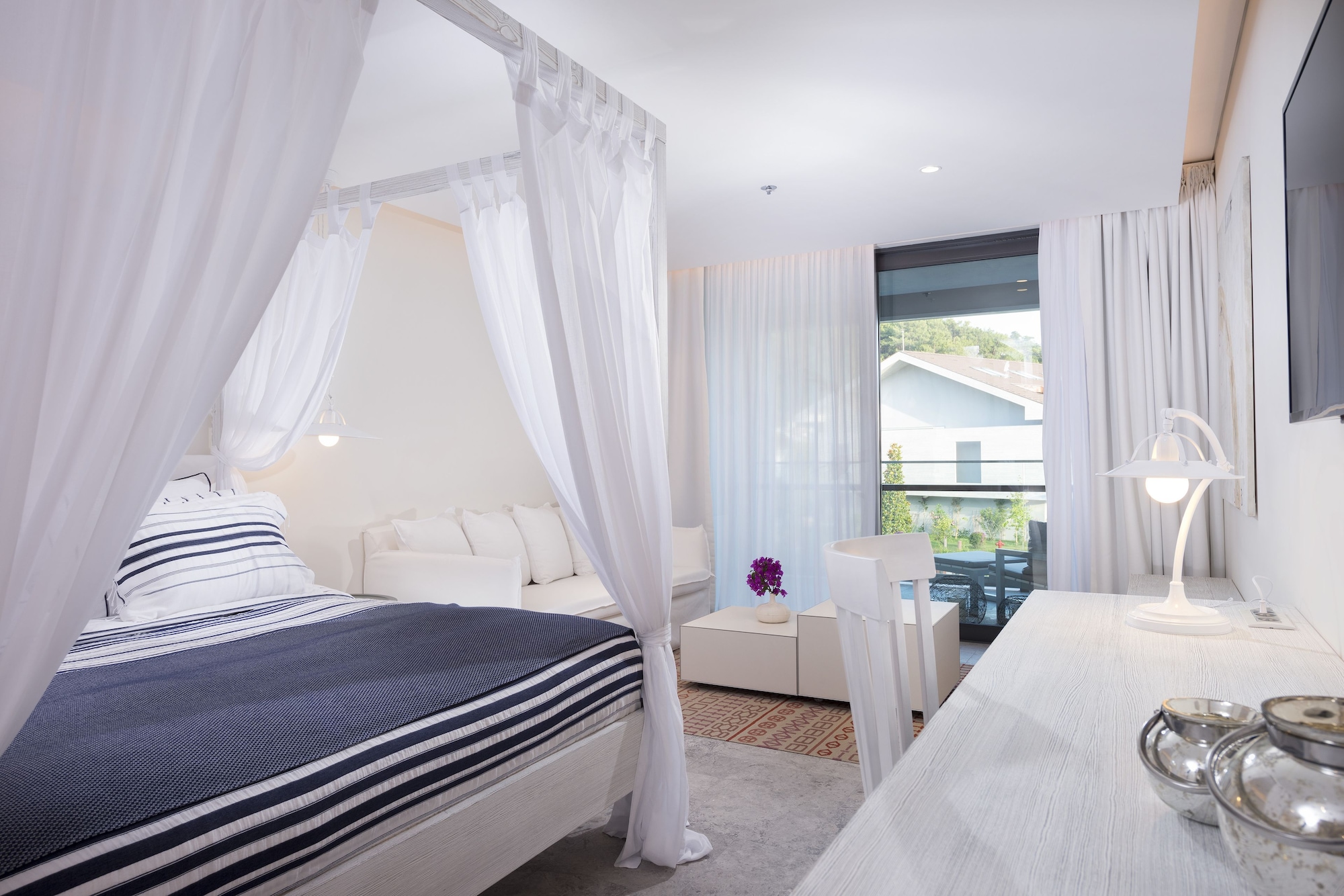 DELUXE, TWIN BEDS