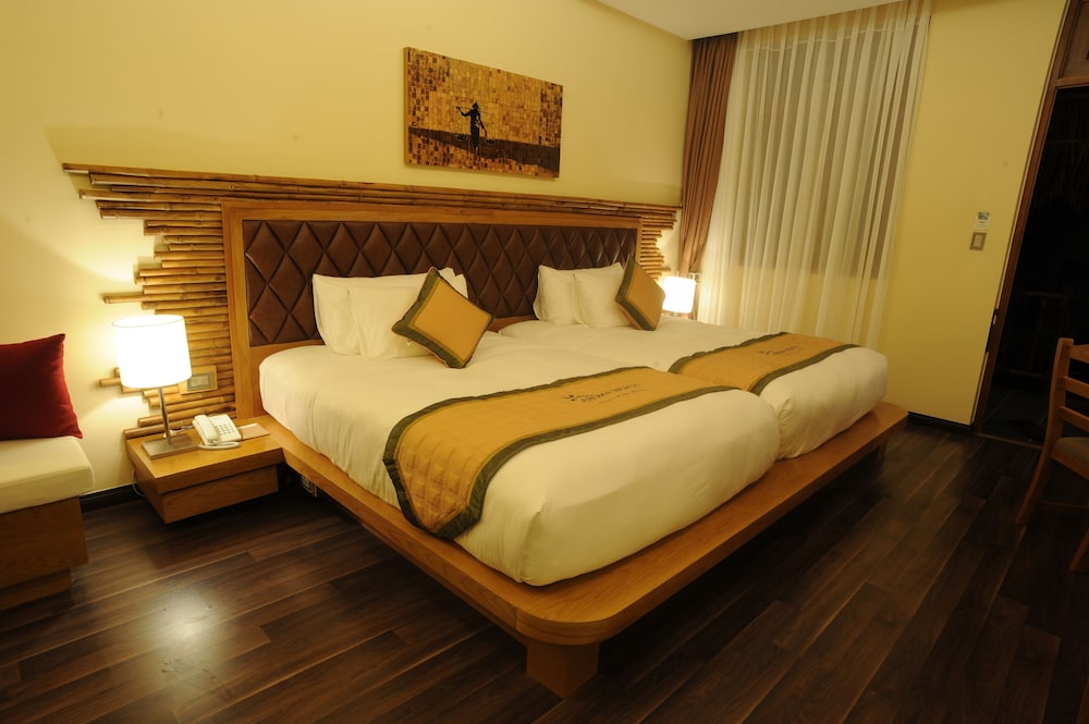 BUNGALOW, DOUBLE OR TWIN BED, GARDEN VIEW