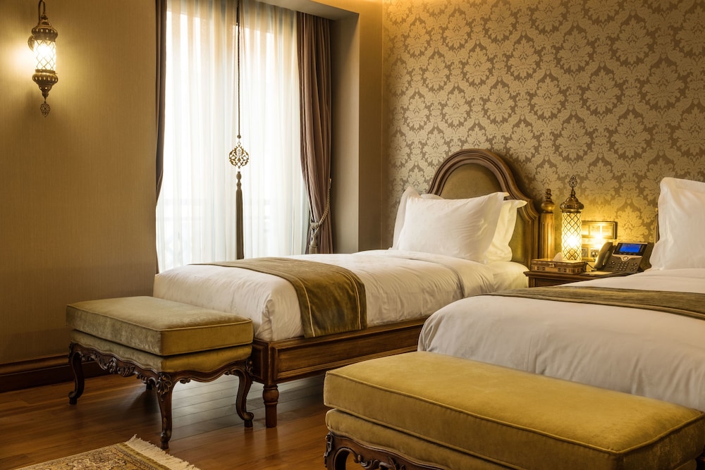 DELUXE TWIN ROOM WITH STREET VIEW