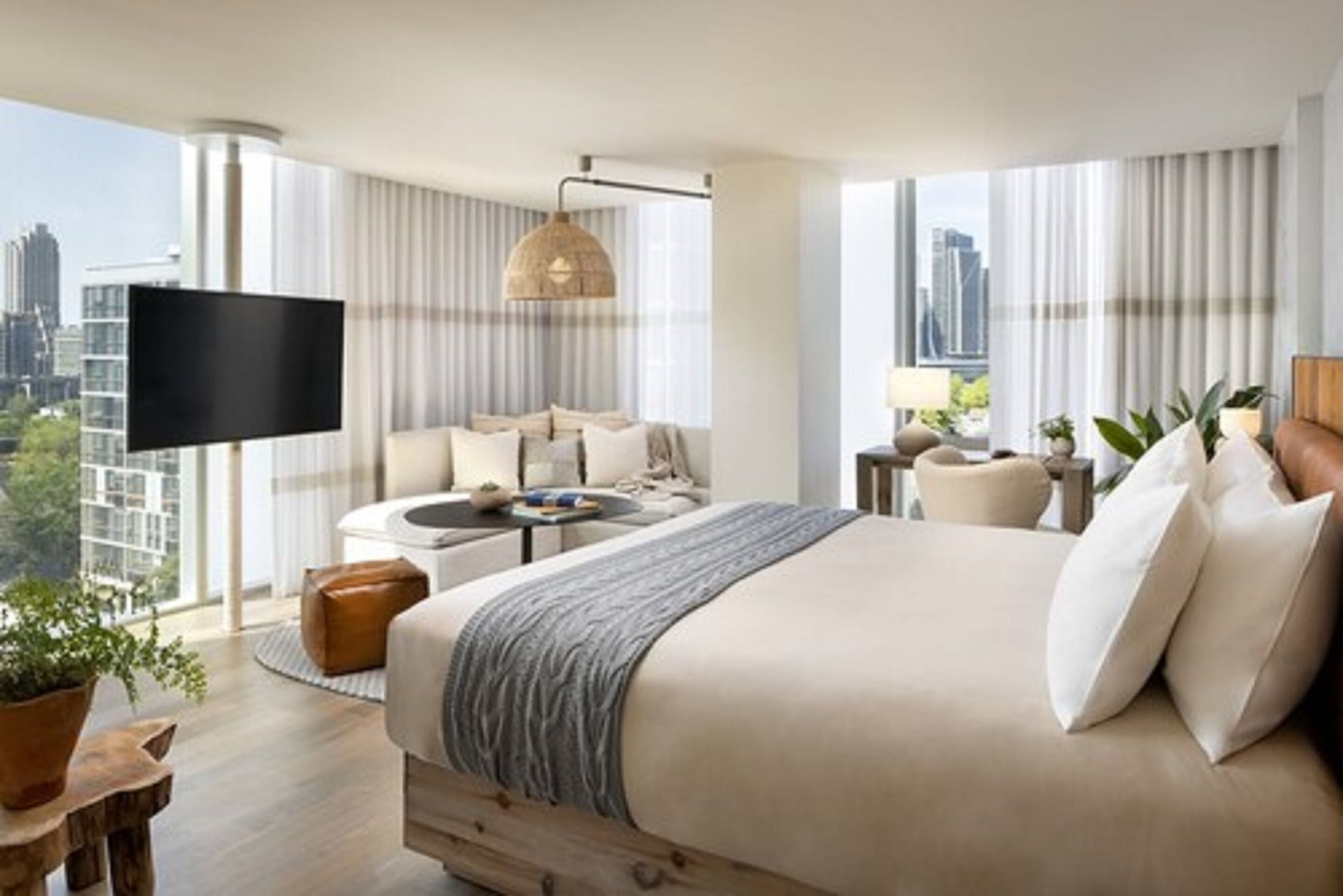 SKYLINE, KING BED