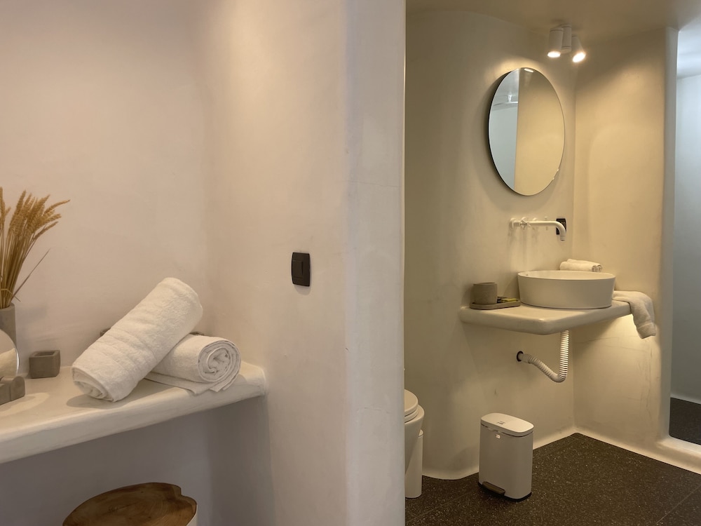 Superior, Studio, Suite, Queen Bed, Caldera View