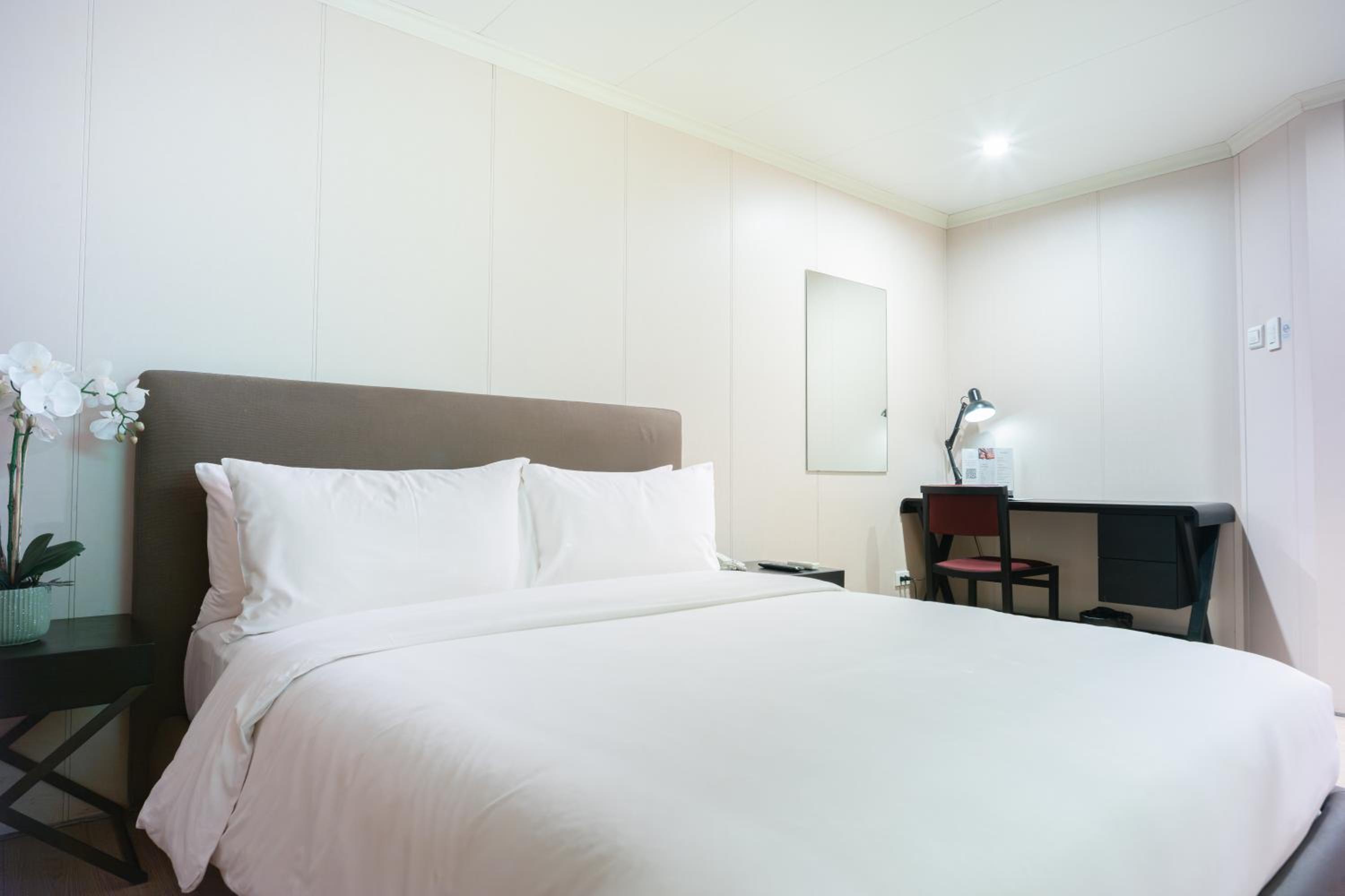 Standard, Queen Bed, No Window