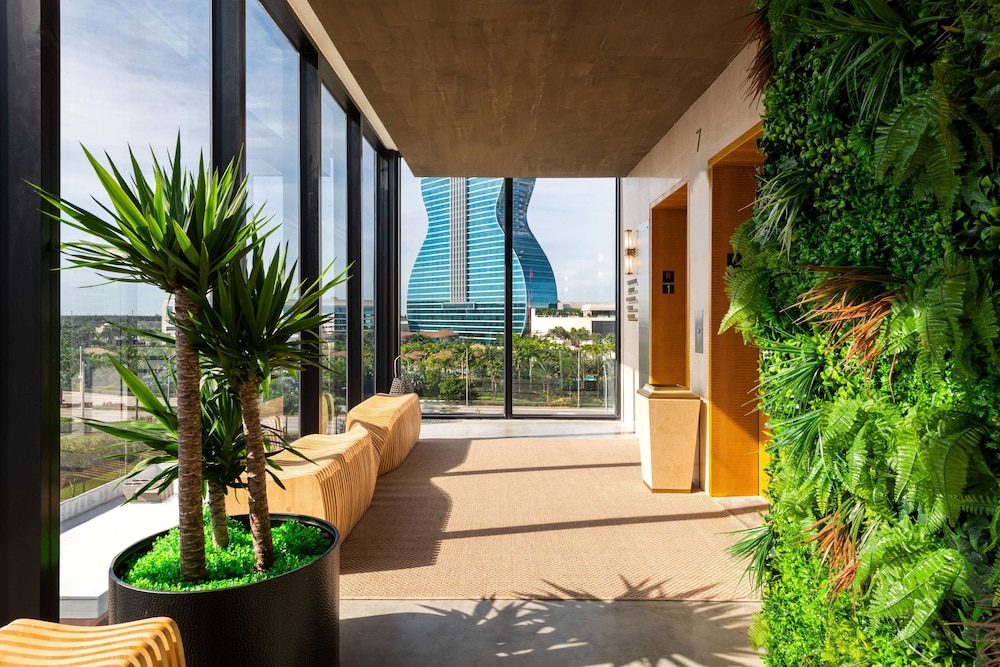 Dolce by Wyndham Hollywood 70/74