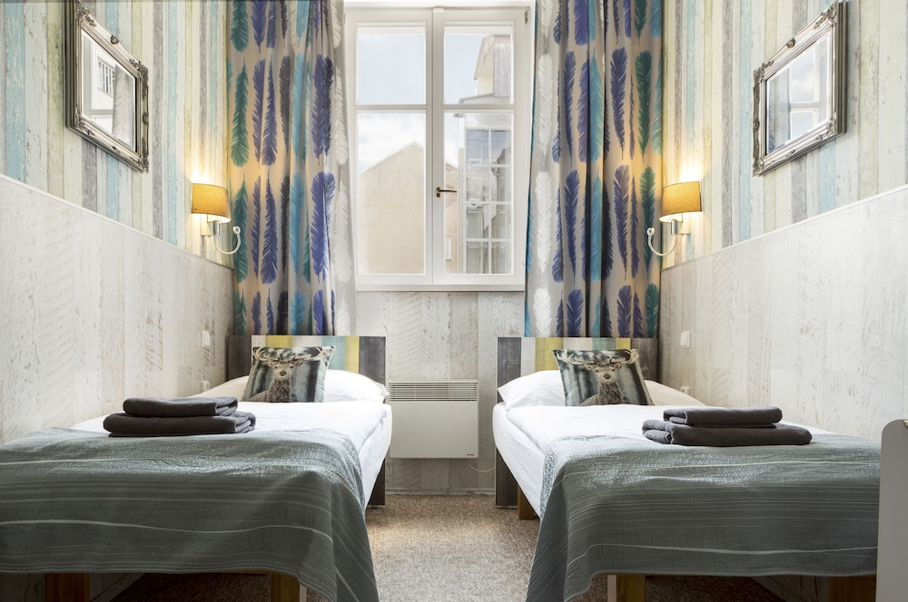 Royal Court Hotel 47/66