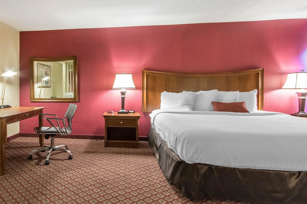 Econo Lodge Inn and Suites Joplin MO 15/42