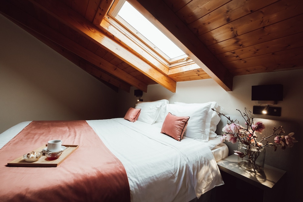 Executive, King Bed, Sofa, Attic