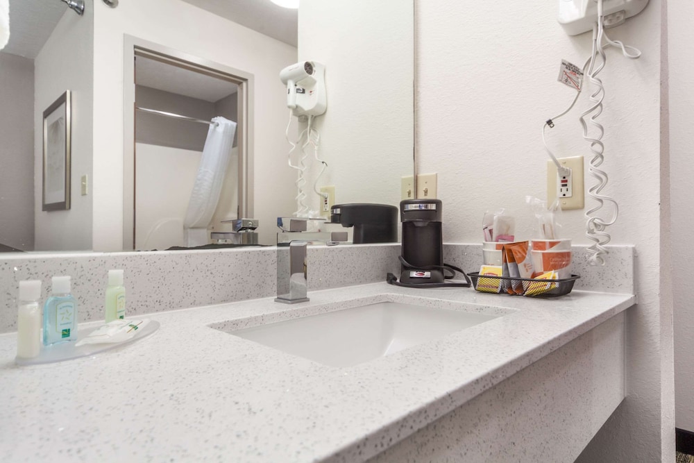 Quality Inn and Suites Omaha NE 10/34