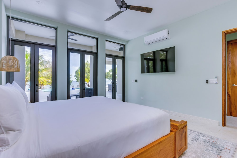 Beach House, 5 Bedrooms, 4 King Beds, with Pool