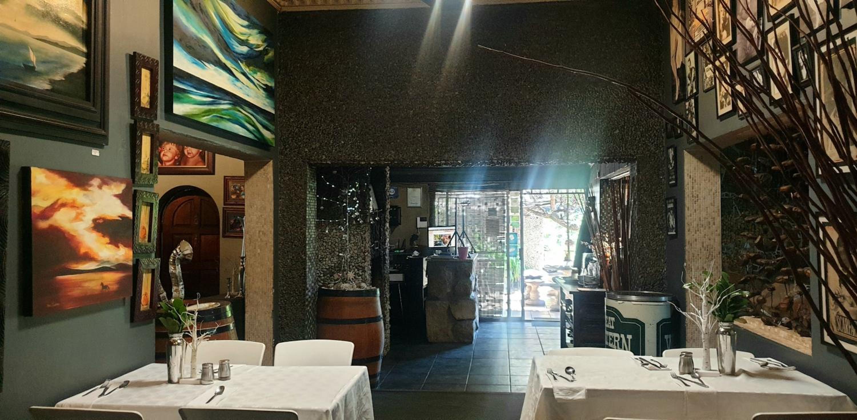 44 On Ennis Guest Lodge And Restaurant 25/27