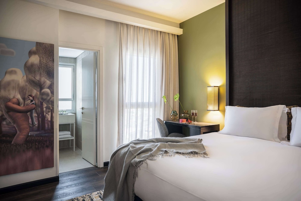 TOP, QUEEN BED