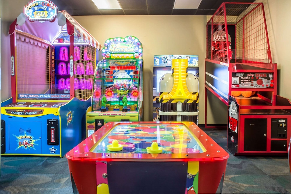 Quality Inn Suites Palm Island Indoor Waterpark 65/67