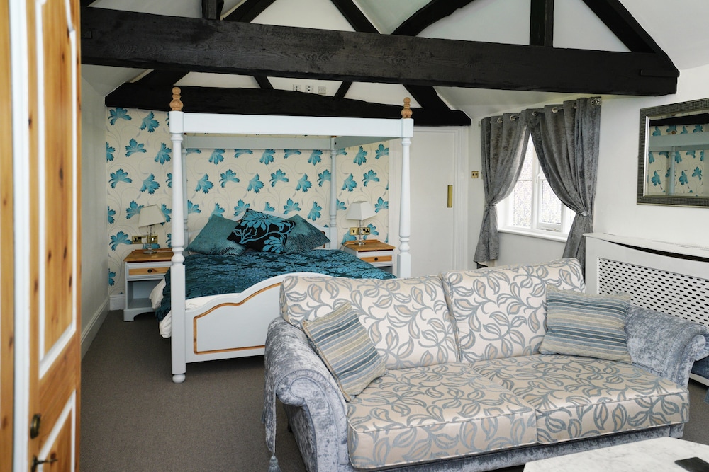 Three Queens Hotel 34/50