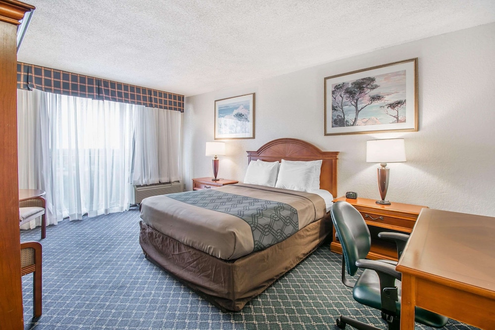 North Miami Beach Gardens Inn & Suites 18/42