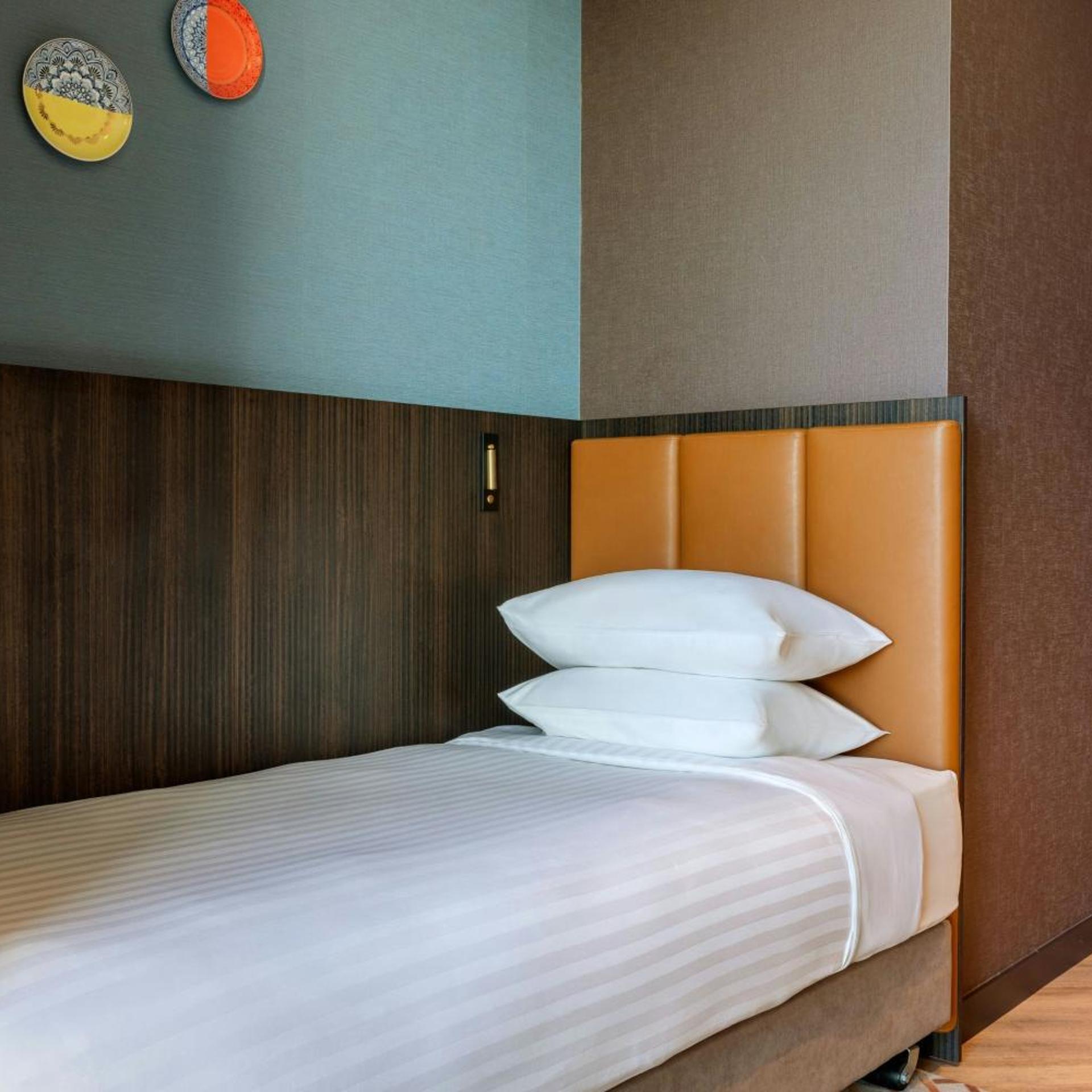 ROOM, SINGLE