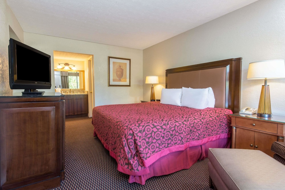 Days Inn & Suites By Wyndham Dayton North 10/19