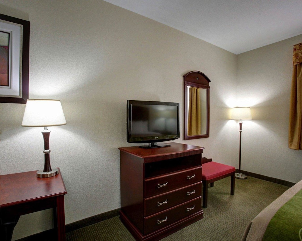 Quality Inn Rockdale TX 29/34